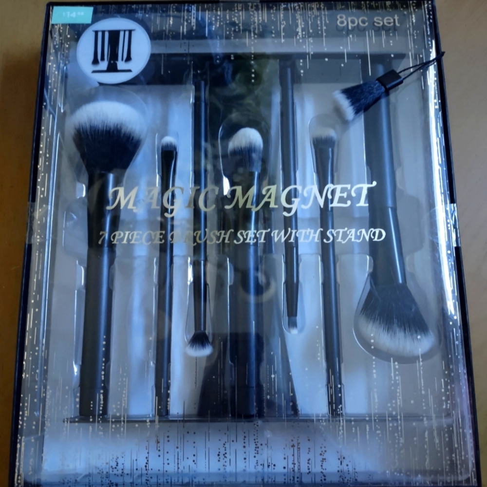 New Makeup Brush Set Magic Magnet 7 Pieces w/ Stand Black Great Gift Set
